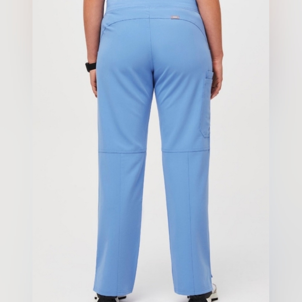 FIGS Ciel Womens Kade Petite Cargo Scrub Pant in Large / Tall